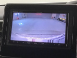 リバースギアに入れるだけで後方の表示へ切り替わります。夜間や雨の日の駐車も楽になりますよ。