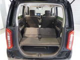【トランクスルー機構】後席を前に倒してトランクルームとつなげ、長尺物の収納を可能にするトランクスルー機構も備えています。
