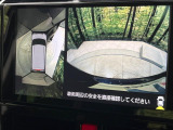 【パノラミックビューモニター】専用のカメラにより、上から見下ろしたような視点で360度クルマの周囲を確認することができます☆死角部分も確認しやすく、狭い場所での切り返しや駐車もスムーズに行えます。