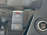 スイッチを引くだけで、パーキングブレーキが作動する電動パーキングブレーキと、停車時にブレーキを持続的にキープ、ペダルを常に踏む必要がなく、アクセルで即時発進するオートブレーキホールドです!