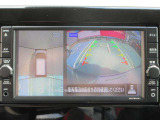 アラウンドビュー付き。上空から車両を見下ろしたような画像に加工された映像をディスプレイで確認しながら車庫入などができ大変便利です。