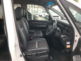 ゆったり、しっかりと座れるシートに運転席は高さ調節可能なハイトアジャスター付き!シート位置の前後と高さ、ハンドルの上下調節で自分にあった最適なポジションを見つけることができます!