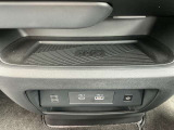 スマホの置くだけ充電対応。USBとタイプCの接続ポートもあります。