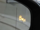 ブラインドスポットモニター装備。隣車線を走る車両を検知。ドアミラーでは確認しにくい後、側方エリアに存在する車両や急接近してくる車両も検知しドアミラーに搭載されたLEDインジケーターが点灯します。