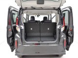 後ろのドアが大きく開くので、荷物が出し入れしやすく積み込みやすいです。大きめの荷物でも大丈夫♪