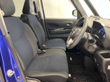 ゆったりと座れる運転席シートですのでストレスなく運転が出来ますよ!