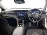 デザインもよく、居心地のよい運転席ですね。分かりやすいスイッチ類ですから操作もしやすく運転をサポートします。ぜひご来店いただき、実際にお座りいただいてステアリングを握ってみてください!