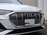 ●一目でAudiとわかる特徴的なシングルフレームグリル・LEDランプ。精悍なフロントマスクからAudiのスマートで上品なブランドを連想させてくれます。女性にも大変ご好評頂いております。