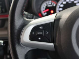 ステアリングスイッチ付き。前方から目を離すことなく操作することが可能です。