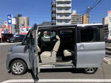 スライドドア付きだから、狭い駐車スペースなどでの 乗り降りラクラク!小さなお子さまのいるご家庭には嬉しい装備。