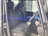 フロントシートはベンチシートです。ベンチシ―トは運転席と助手席の移動もスムーズ!狭い駐車場での乗り降りに便利です。