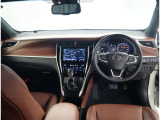 デザインもよく、居心地のよい運転席ですね。分かりやすいスイッチ類ですから操作もしやすく運転をサポートします。ぜひご来店いただき、実際にお座りいただいてステアリングを握ってみてください!