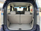 4人乗っても荷室は十分です。
