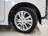 実車はアルミホイール組みのスタッドレスタイヤを装着、この車両には夏用タイヤが付属しています。もちろん夏冬交換のうえで納車も可能です。