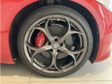 アルミホイール【右フロント】225/40R19 AlfaRomeoのデザインを語る上でも重要な、ダイヤル型5ホールデザインのアルミホイールです。