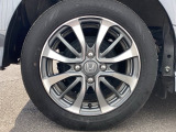 純正アルミホイールです。足元が引き立つので、車全体のイメージがアップしますよ
