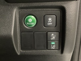Hondaセンシング用の、VSA(ABS+TCS+横滑り抑制)解除と路外逸脱抑制機能のオンオフスイッチなどはハンドルの右側に装備しています。燃費に役立つECONボタンもここです。