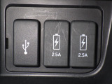 ◆通常のUSB入力端子の他にスマホ充電に対応した2.5AのUSB端子を2箇所装備☆仲良く充電できちゃいますね☆
