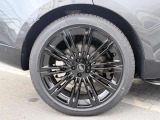 大径ホイールは、車全体の外観に高級感を与える要素の一つです。スポーツカーに装備されていることが多く、その存在感が車のプレミアム感を高めます。デザインが豪華であるため、外観の美しさや魅力が際立ちます。