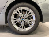 BMWの純正アロイホイールは軽量かつ強度にも優れているホイールで走行性能を引き上げる設計になっております。足元にもBMWは妥協がなくこだわっている個所になります。