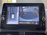 アラウンドビューモニターは4方のカメラで真上から車を見たようにモニターで確認ができる日産の自慢の装備です。是非実際の車で体感してみてください。