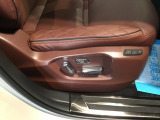 シート位置や角度を電動できめ細かに調整可能な【パワーシート】