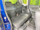 後部座席も気になるようなキズ・汚れやへたり等、大きなダメージはなく、良好な状態です。