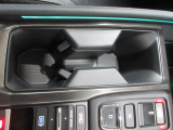 運転席からも助手席からも使いやすい位置にドリンクホルダーを配置しています。