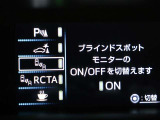 隣車線を走る車両をレーダーで検知し、ドアミラーでは確認しにくい後側方エリアに存在する車両に加え、急接近してくる車両も検知します。車両を検知するとドアミラーに搭載されたLEDインジケーターが点灯します。