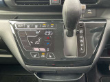 オートエアコン。運転席、助手席を温めるシートヒーターのスイッチです。