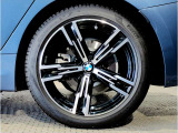 BMWの純正アロイホイールは軽量かつ強度にも優れているホイールで走行性能を引き上げる設計になっております。足元にもBMWは妥協がなくこだわっている個所になります。