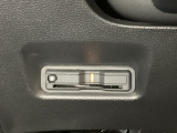 ハンドルの左下にETCがついています。高速道路の料金所の通過も楽々です。 カードの取り出しもしやすい場所についています。