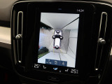 【360&deg;ビューカメラ】4台の高解像度カメラで360度の鳥瞰図を表示。隣の車や壁、死角にある障害物などを画面で確認できるため、狭いスペースでの駐車・出入りも安心です。