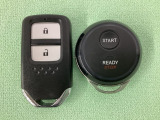 スマートキーを装備しています。鍵を差し込むことなくドアロックの開け閉めと、スタートボタン操作でのエンジンスタートができます。加えて、純正リモコンエンジンスターター用の操作キーもついています。