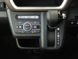 オートエアコンで暑い夏も寒い冬も快適な車内で運転出来ます。