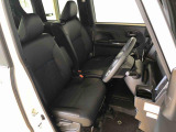 運転席の座面高さを調整できるシートリフターが付いています。フロントシートはベンチシートを採用で、座面も広く使い勝手もいいですよ♪
