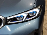 BMWの伝統の丸目4灯ヘッドライトでございます。LEDライトで視認性もよく明るく安全性の向上につながります。