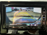 駐車時の安全確認をサポートするバックカメラも使用できます。インターナビで様々な情報を得ることもできます。