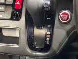 自然に手が届く距離に配置されたシフトレバー。