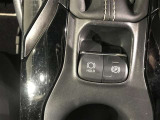【電動パーキング】ボタンひとつでパーキングON。女性の方や運転に慣れていない方にも安心.【ブレーキホールド】信号待ちや渋滞時にブレーキを踏み続けなくてOK。