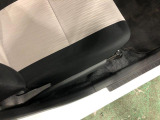 痛みの出やすい運転席シートの角、フロアマット、座面、ともに良好です