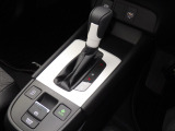 手に馴染むフロアシフトで、運転がさらに直感的で快適に。スタイリッシュなデザインとスムーズな操作感が、毎日のドライブをもっと楽しくします