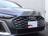 ●一目でAudiとわかる特徴的なシングルフレームグリル・LEDランプ。精悍なフロントマスクからAudiのスマートで上品なブランドを連想させてくれます。女性にも大変ご好評頂いております。