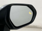 ウインカーミラーにはBSM(ブラインドスポットモニター)を搭載。隣を走る車両が死角に入るとLEDインジケーターを点灯。また、ウィンカーを出すとインジケーターも光って点滅!注意を促してくれます