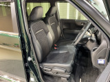 乗降がしやすい運転席。高さが調節できて小柄な方でも運転しやすいポジションをとることができます。