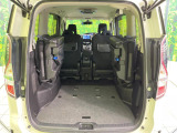 後席を格納すると、これだけの広さが!シーンに合わせたシートアレンジで、大きな荷物も積むことが出来ます♪