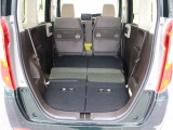 簡単に倒せる後部座席!大空間が出現します!シートアレンジが多彩な点も特徴です!レジャー用品も積み込めます!