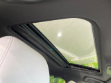 【サンルーフ】開放感たっぷりの希少装備、サンルーフが装着されています!車内に明かりを取り入れたり景色を楽しむ以外にも、車内の空気も簡単に換気できて快適です!