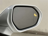 ウインカーミラーにはBSM(ブラインドスポットモニター)を搭載。隣を走る車両が死角に入るとLEDインジケーターを点灯。また、ウィンカーを出すとインジケーターも光って点滅!注意を促してくれます