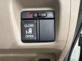 パワースライドドアが付いています。ワンタッチで簡単にお子様でも、お年寄りの方でも、開閉できますからとても便利です。キーレスや車内スイッチでも自動でドアの開閉ができます。
